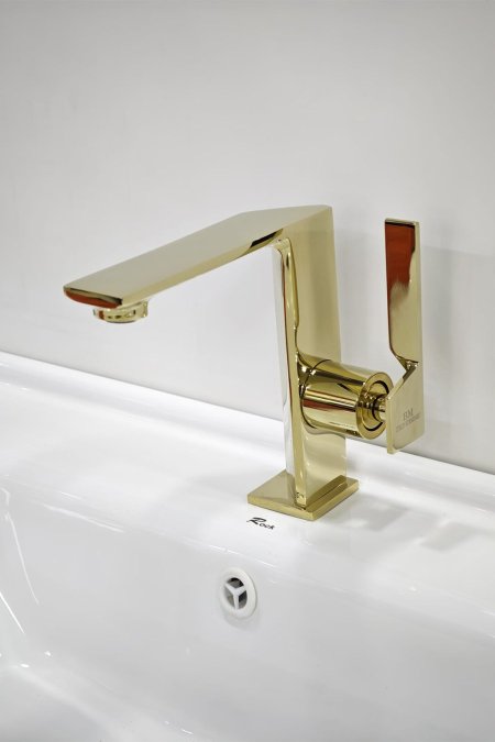 حنفية مغسلة ذهبية لامعة بتصميم هندسي فاخر وذراع دوّارة